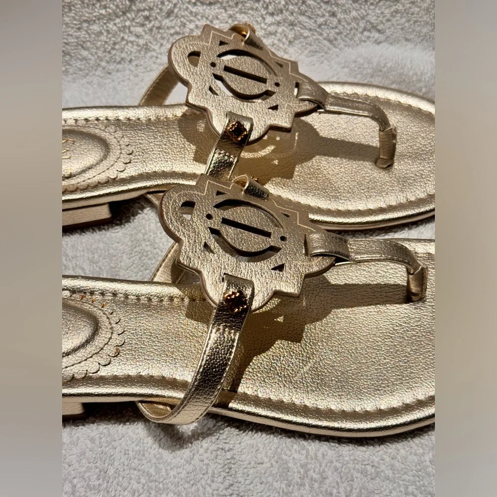 Sale! Perfect for summer! Crown & Ivy Wylie Thong metallic gold Sandal, size 7.5 - Picture 2 of 4